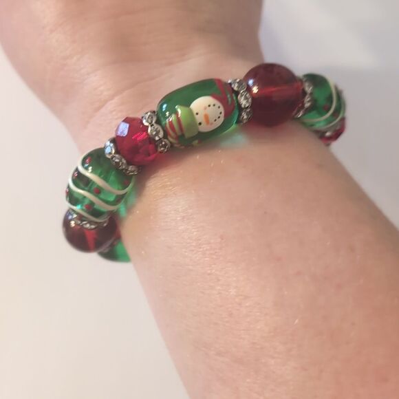 675 Red and Green‎ Christmas Snowman Glass Beaded Stretch Bracelet - Picture 1 of 4